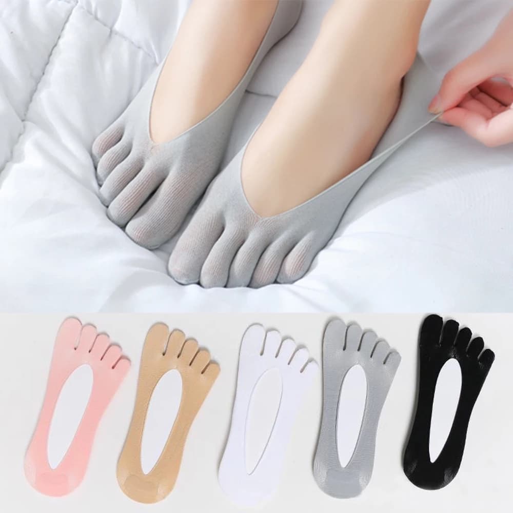 Chaussettes orthopédiques orteils femme sur pieds de femme dans un lit avec une couette grise au dessus de tous les modèles de couleurs de Chaussettes orthopédiques orteils femme