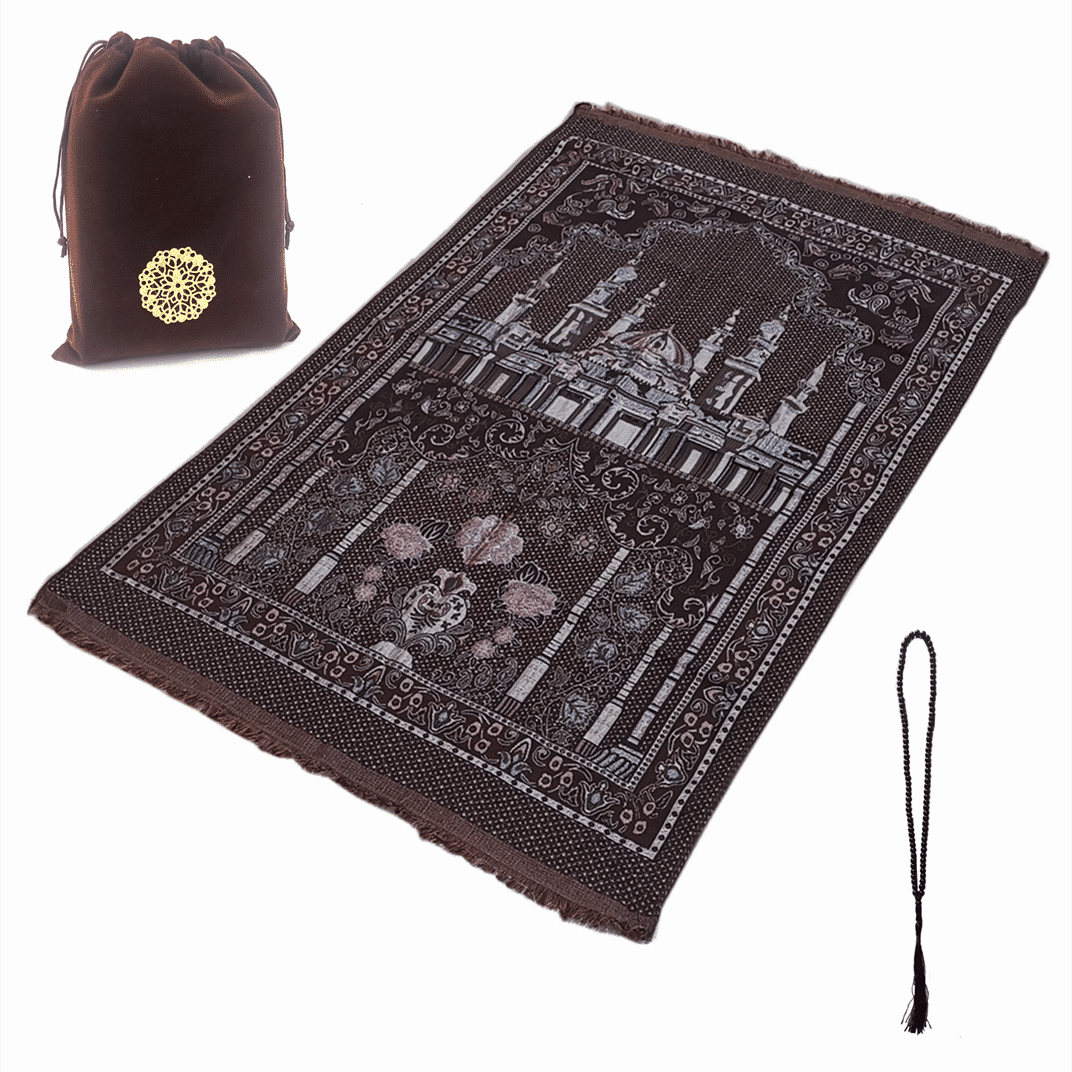 Un tapis marron brodé sur un fond blanc avec un sac marron et un chapelet.