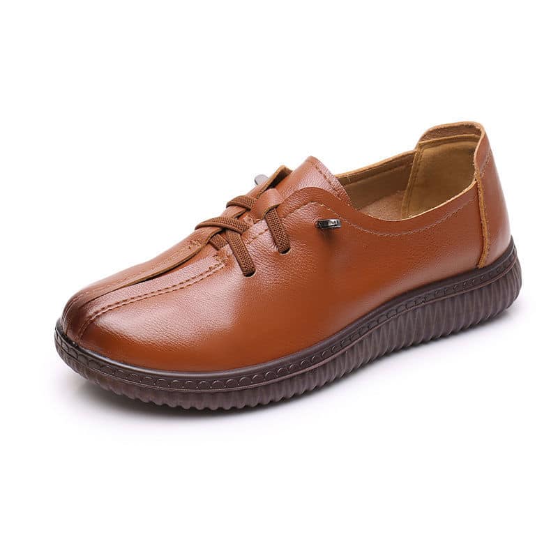 Sur fond blanc, on voit une chaussure en cuir marron avec une semelle orthopédique. Elles ont l'air qualitatives et très confortables.