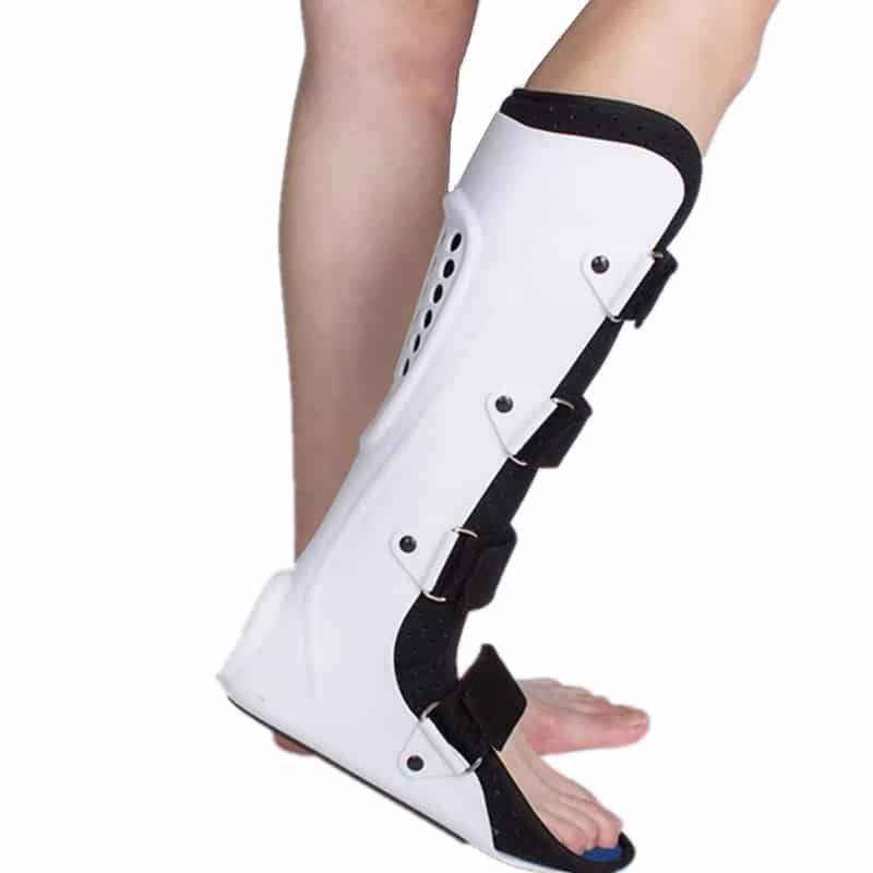 Prothèse orthopédique pour pied noir et blanche porté par un homme jambes nues