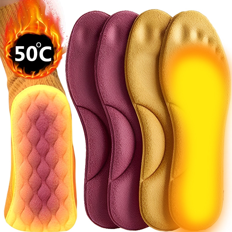 Deux paires de semelles roses et jaunes à mémoire de forme avec la trace des doigts de pieds et une semelle avec des flammes et la température de 50 degrés indiquée.