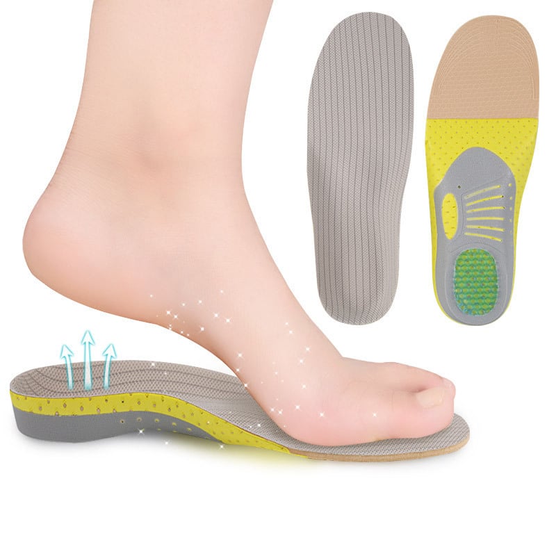 Une image centrale d'un pied sur une semelle grise orthopédique épaisse avec support voûte plantaire. La pointe du pied est posée et le talon levé. En haut à gauche on voit la paire de semelle recto grise et le verso jaune et gris avec une pièce en gel verte apparente.