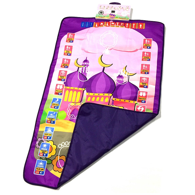 Un tapis de prière violet pour enfant posé sur une fond blanc.