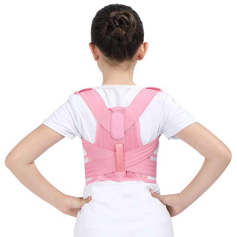 enfant qui porte un correcteur de posture pour enfants de couleur rose. Elle est de dos, portant un t-shirt blanc sur un fond blanc