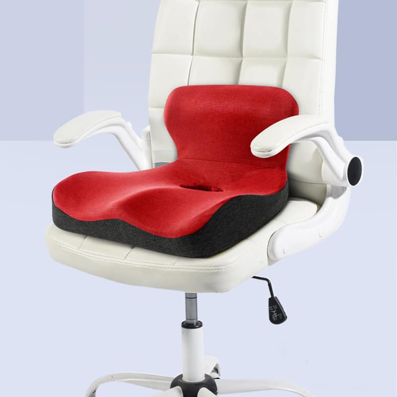 Coussin orthopédique assise et bas du dos, rouge sur une chaise de bureau.