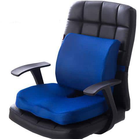 Double coussin orthopédique assise et dos bleu, sur une chaise de bureau.