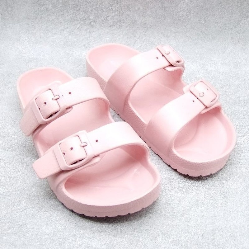 Photo d'une paire de sandales orthopédiques rose sur fond blanc
