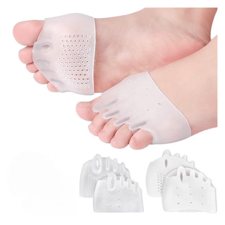 Chaussette orthopédique femme pour le traitement d'hallux valgus sur les pieds d'une femme sur fond blanc